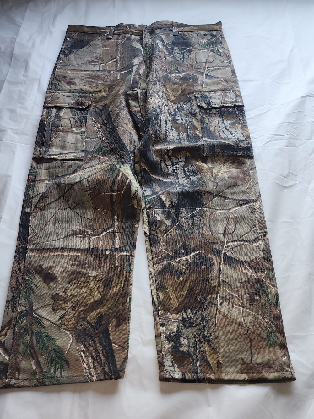 WRANGLER PROGEAR REALTREE MEN'S CAMO HUNTING CARGO JEANS SIZE 38W / 30L IS USED